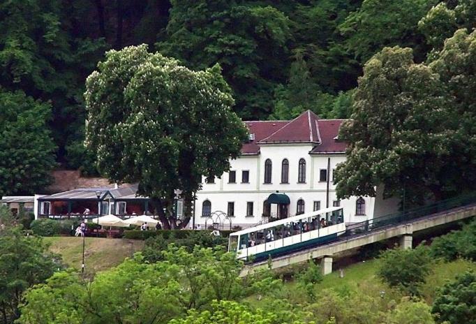 פראג Nebozizek Hotel A Restaurant מראה חיצוני תמונה