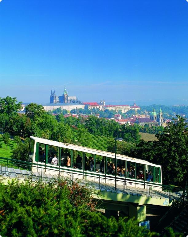 פראג Nebozizek Hotel A Restaurant מראה חיצוני תמונה